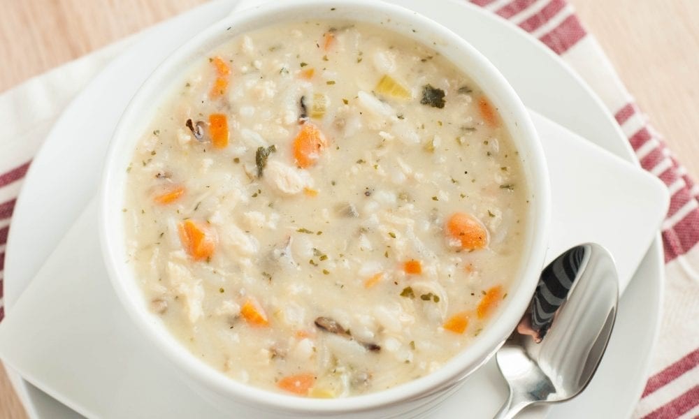 طرز تهیه سوپ جو سفید مجلسی و رستورانی با قارچ و شیر و خامه